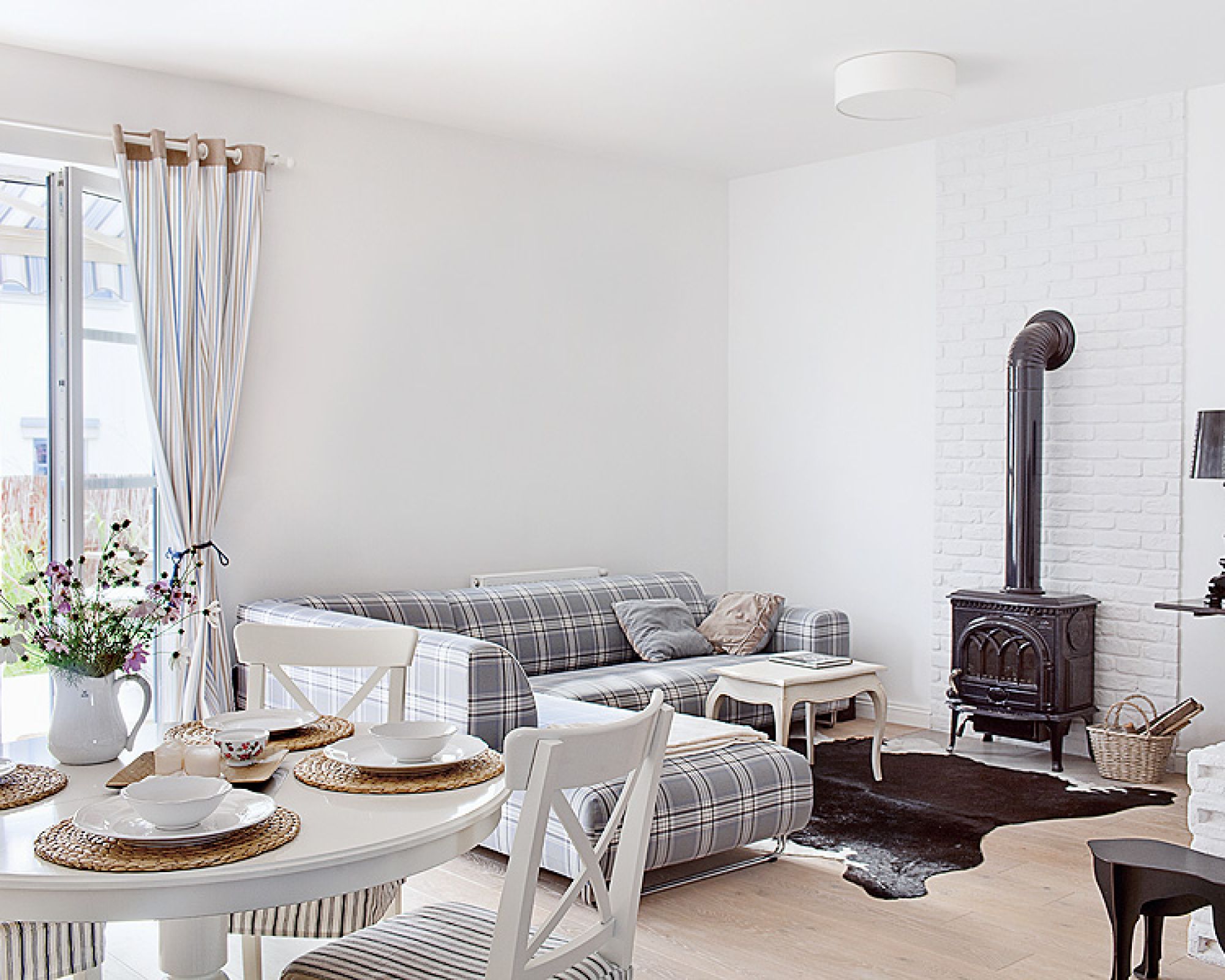 Stołek pół psa marki Ibride Kasia znalazła w internetowym sklepie zoomzoom.pl.