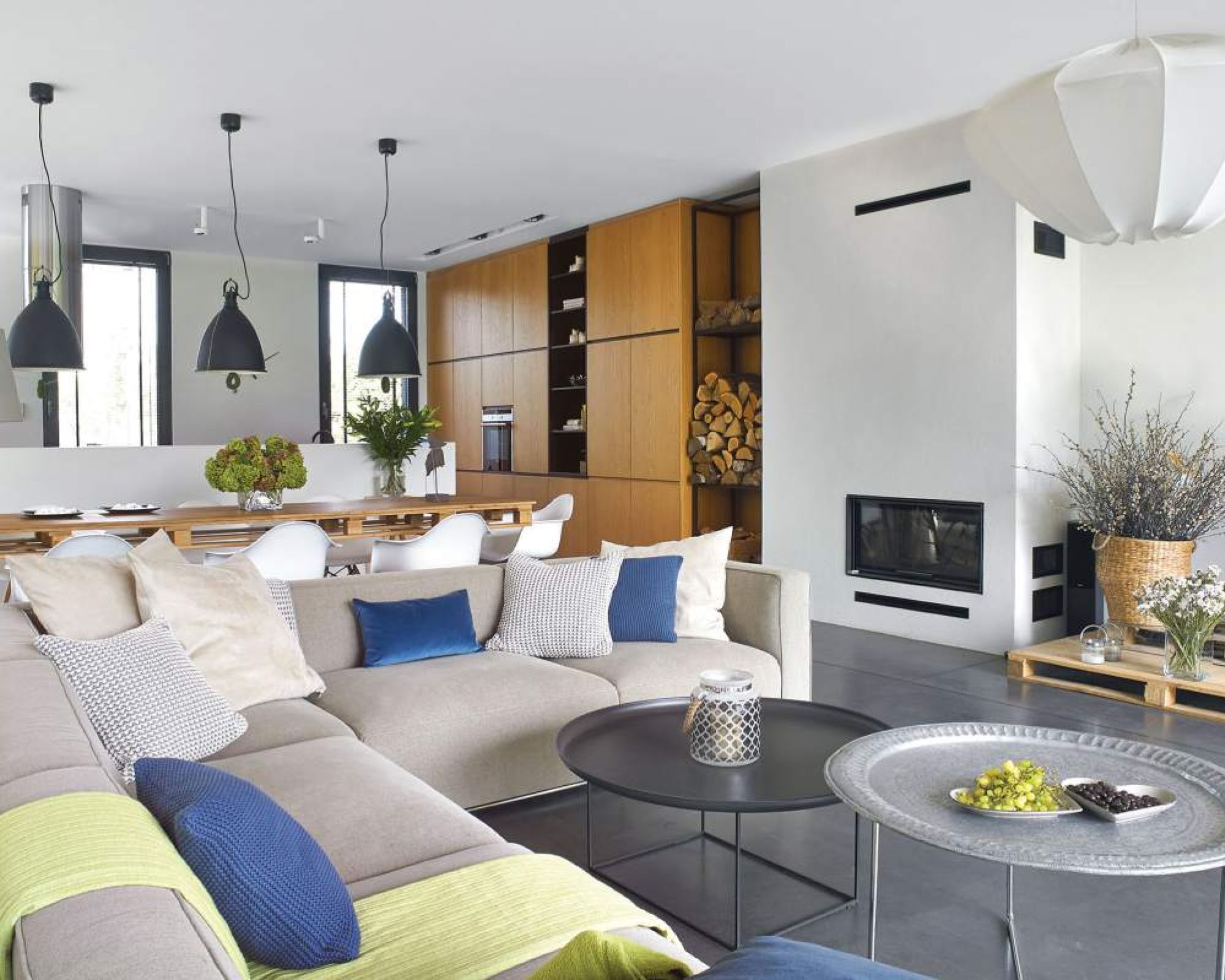 duży salon w stylu nowoczesnym