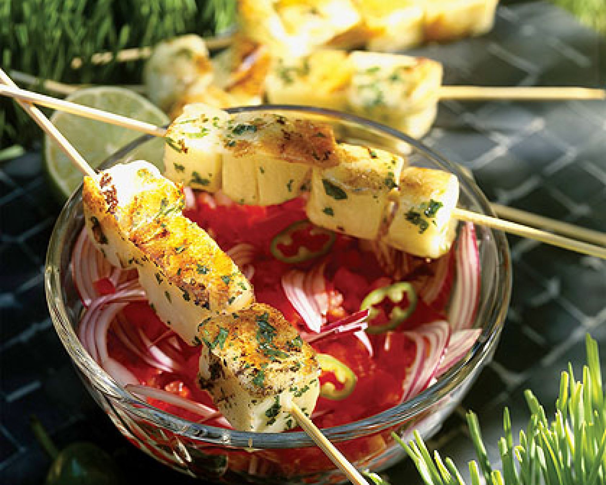 Szaszłyki z sera haloumi z sałatką pomidorową