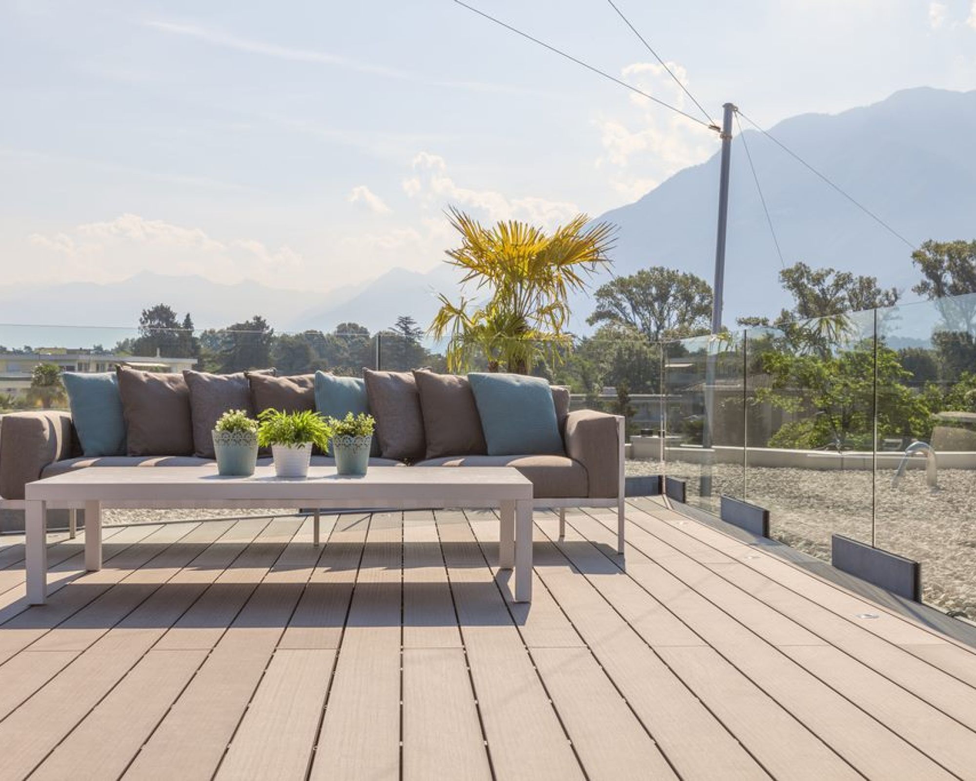 Nowoczesny i bezpieczny taras z desek kompozytowych