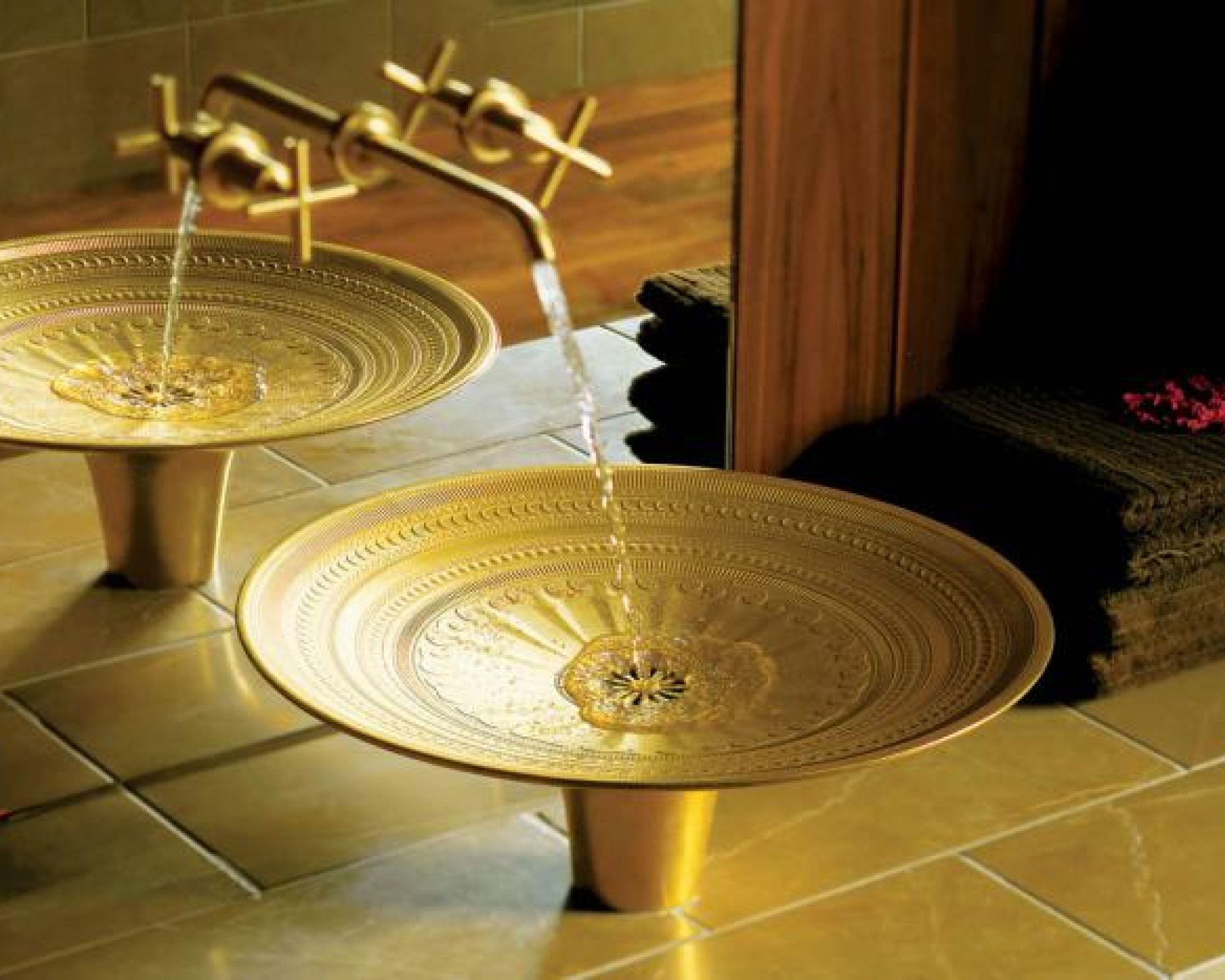 Umywalka Kamala zrobiona jest z brązu. Średnica - 50 cm. Cena - 14 500 zł. KOHLER