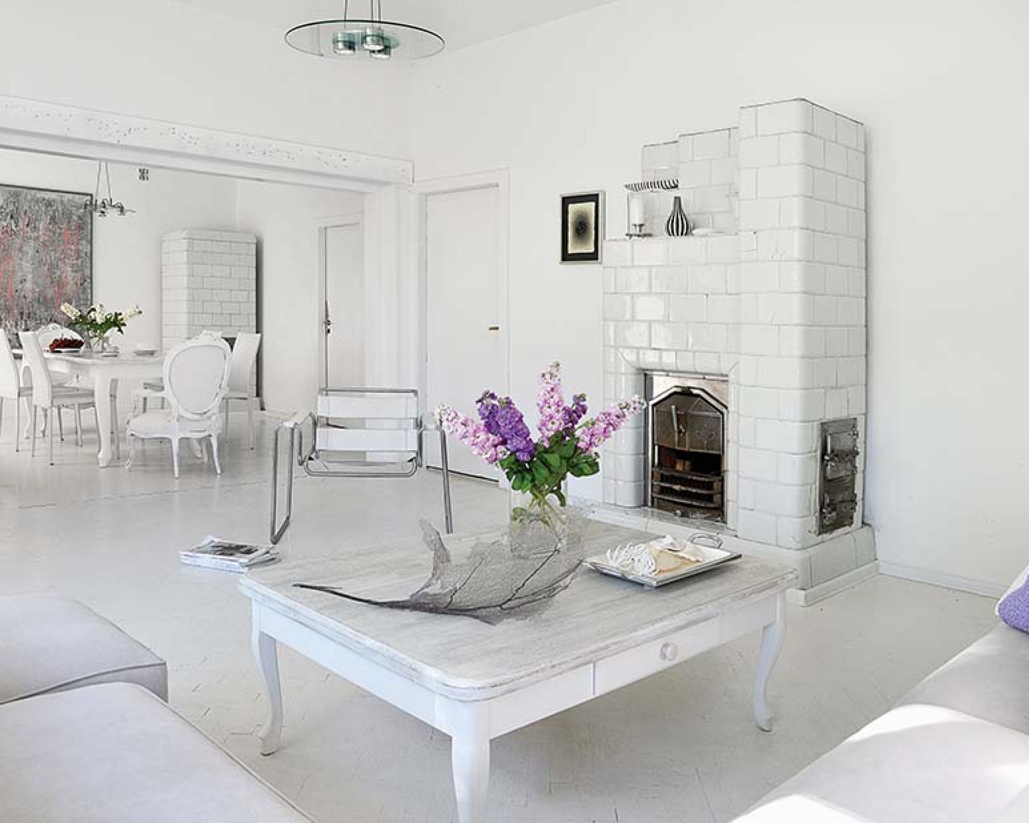 Salon stanowi jedną wielką przestrzeń połączoną z jadalnią.