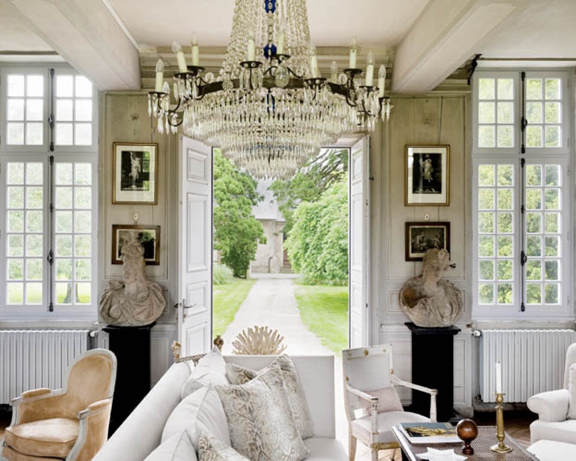 W domu nie ma holu - przez ogród wchodzi się od razu do salonu. Wisi w nim XVIII-wieczny kryształowy