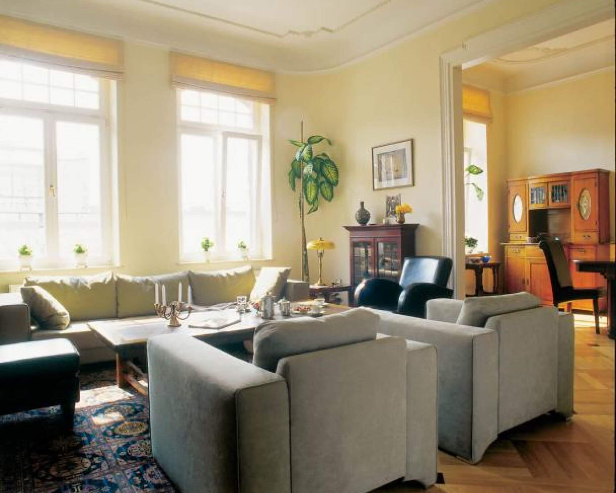 W salonie kanapa i fotele. Mieszkanie w stuletniej kamienicy