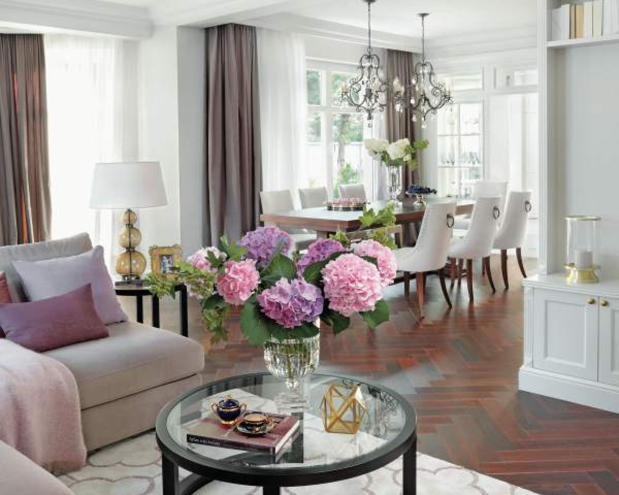 We wnętrzach dominuje tak ceniony teraz modern classic, inspirowany stylem amerykańskich rezydencji. Do tego nuty