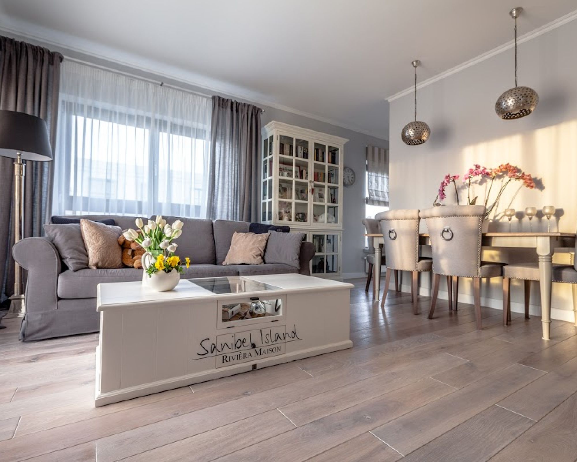 Wygodna kanapa oraz solidny stół kawowy z praktycznymi półkami.