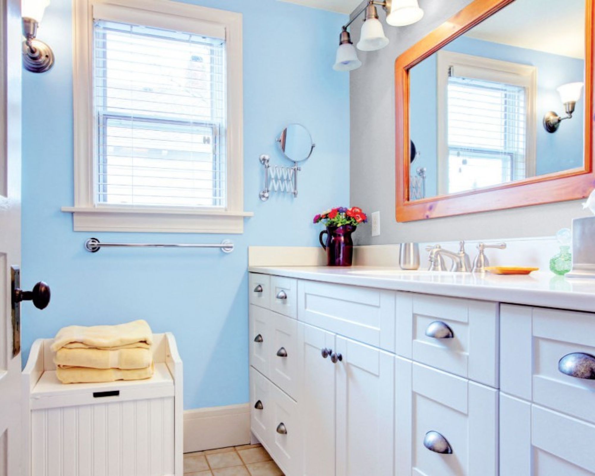 Wystarczy jedna ściana w tym kolorze, by poranna toaleta przypominała o błękicie letniego nieba. Fot. Beckers.