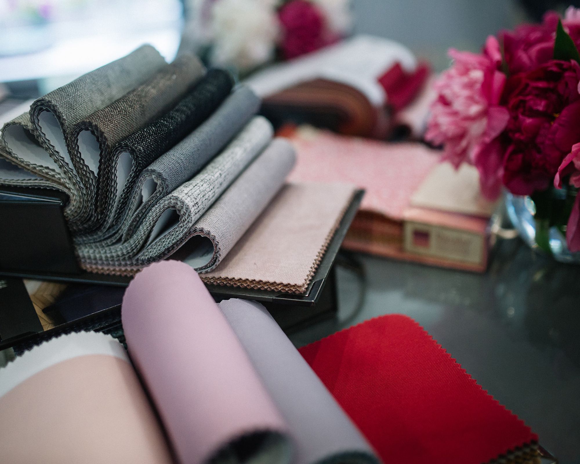 Eleganckie zasłony, które otulą dom