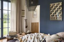 niebieska ściana w sypialni w stylu skandynawskim