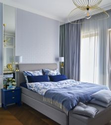 niebieska sypialnia w stylu amerykańskim