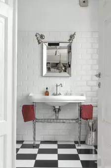 czarno biała łazienka w stylu retro