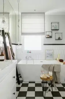 biała łazienka z czarnymi dodatkami