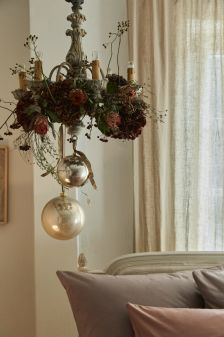 bombki dekoracje świąteczne w sypialni
