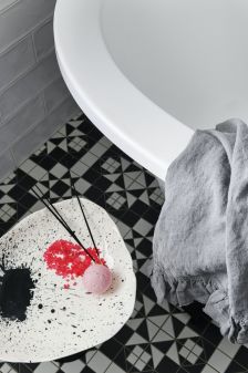 czarno biała łazienka w stylu loft aranżacje