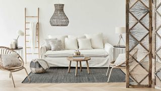 beżowa sofa do salonu