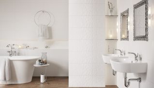 biała łazienka z retro dodatkami