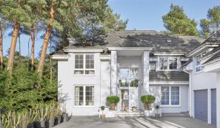 Dom Marzenny Niemoczyńskiej, która ubiera polskie gwiazdy, powstał z katalogu kupionego w USA. Tylko jej