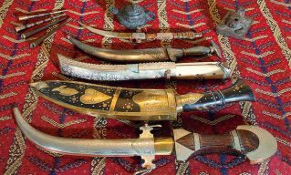 Kolekcja fifek z Mauretanii, noże z Maroka i Indii.