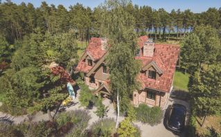 dom na mazurach który nawiązuje do lokalnej architektury