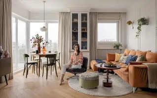 pomarańczowa sofa w salonie