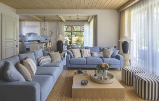 przytulny salon w domu nad mazurskim jeziorem