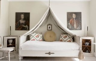 Na takim łożu z baldachimem można się wyspać po królewsku.