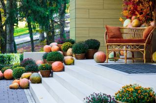 jesienne dekoracje przed dom