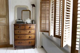 Drewniane żaluzjowe okiennice. Dom jak podróżny kufer