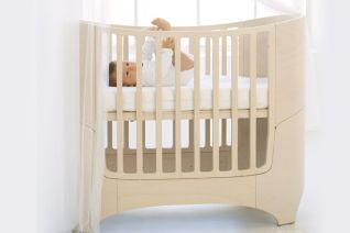 Łóżeczko Baby Bed od duńskiej firmy Leander. Do kupienia w SCANDINAVIAN LIVING www.scandinavianliving.pl