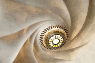 Sklepienie poddasza z parabolicznymi łukami jak szkielet klatki piersiowej.