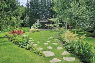 orientalne ozdoby w romantycznym ogrodzie