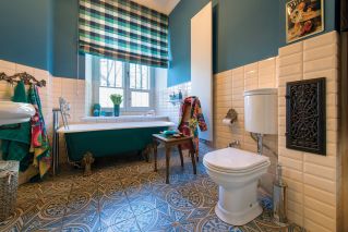 Właściciele tego niezwykłego mieszkania połączyli doświadczenie w projektowaniu wnętrz filmowych z miłością do antyków i