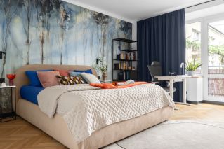 przytulna sypialnia z tapetą