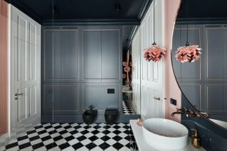 ciemne kolory ścian w łazience i szachownica na podłodze