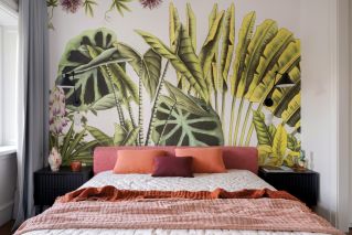 sypialnia z kolorowymi dodatkami w mieszkaniu w kamienicy