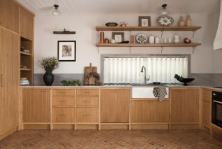 kuchnia z drewnem i cegłą w wakacyjnym domu