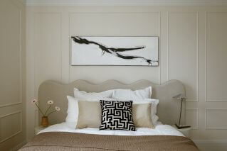 beżowa sypialnia z falowanym zagłówkiem