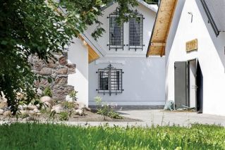 Dom we wsi Owczasnia. W ogrodzie sztuki