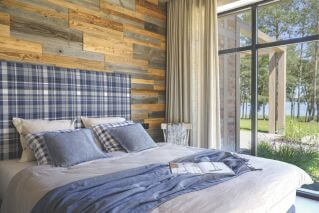 biało-niebieska sypialnia z drewnem