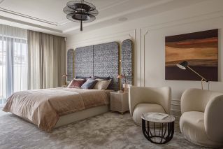 sypialnia w beżach i szarościach z dużym łóżkiem z tapicerowanym wezgłowiem