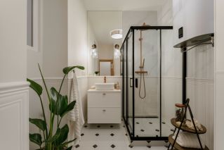 kaszmirowa łazienka z czarnymi dodatkami