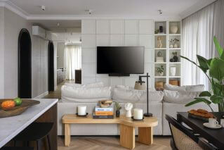 rattan i ciemne drewno w nowoczesnej aranżacji mieszkania