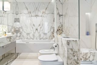 biały marmur w łazience