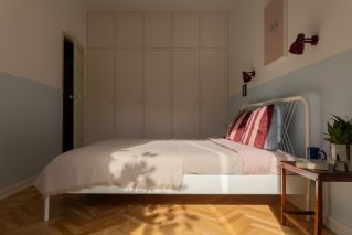 sypialnia stylu vintage w modernistycznej kamienicy