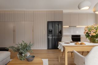 beżowa kuchnia z jadalnia otwartą na salon