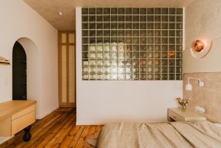 przepierzenie z luksferów w sypialni