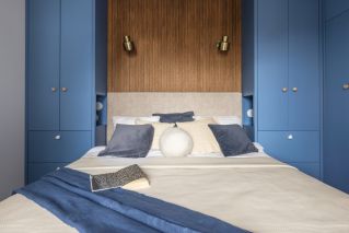 niebieska szafa w małej sypialni