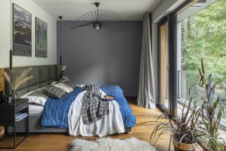 nowoczesna sypialnia z widokiem na las
