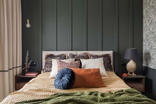 ciemny kolor ścian w sypialni