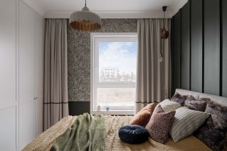 ciemna ściana za łóżkiem w sypialni